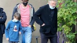 CNNE 1088434 - fotografian a alec baldwin con la familia de halyna hutchins