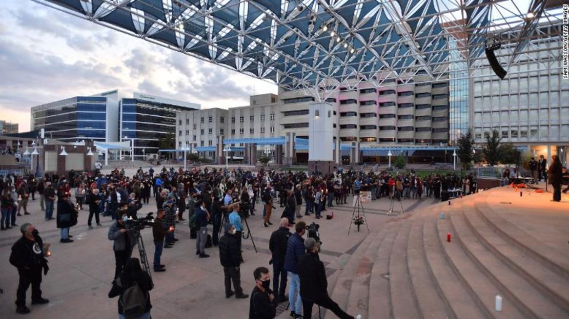 Personas asisten a una vigilia en honor a la directora de fotografía Halyna Hutchins en Albuquerque Civic Plaza el 23 de octubre de 2021 en Albuquerque, Nuevo México.