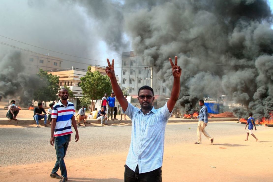 Un manifestante sudanés muestra el signo de la victoria durante una manifestación en la capital, Jartum, el 25 de octubre de 2021.