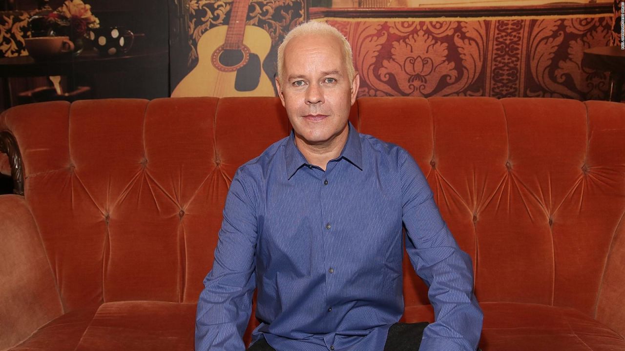 Falleció James Michael Tyler, quien interpretó a Gunther en 