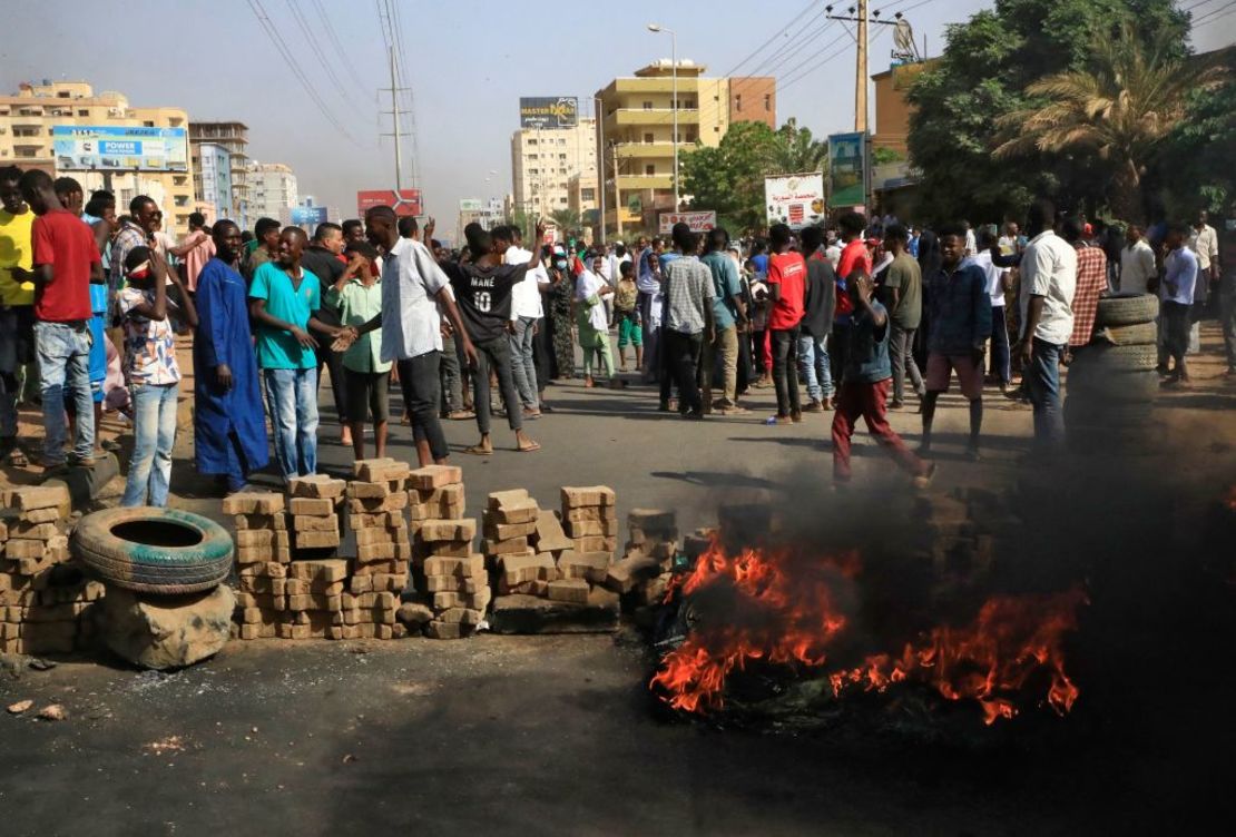 Manifestantes sudaneses queman neumáticos para bloquear una carretera en la calle 60 de la capital, Jartum el 25 de octubre de 2021.