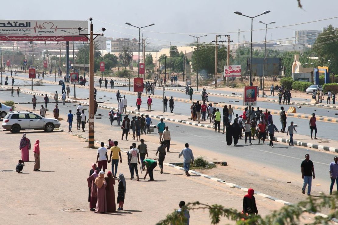 Manifestantes sudaneses se manifiestan en la capital, Jartum, el 25 de octubre de 2021, para denunciar las detenciones nocturnas por parte del ejército de miembros del gobierno de Sudán.