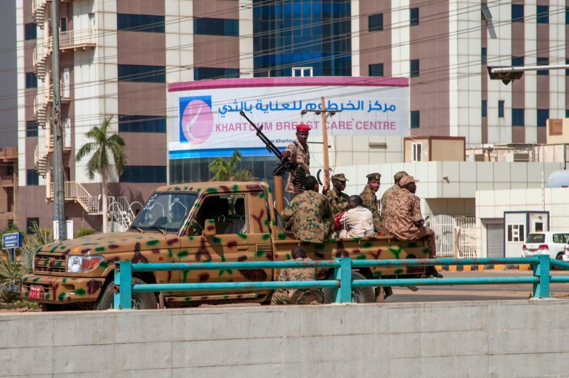 Las fuerzas de seguridad sudanesas se despliegan en la capital, Jartum, el 25 de octubre de 2021, tras la detención por parte del ejército de miembros del gobierno de Sudán.