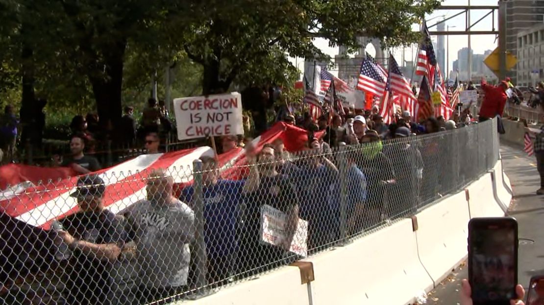 "Coerción no es una opción", dice una pancarta de manifestante que protesta contra las vacunas en Nueva York el 25 de octubre de 2021.