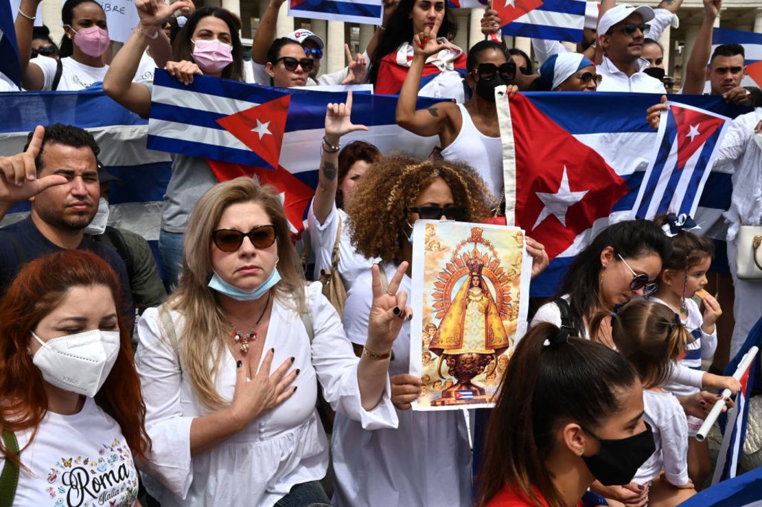 En esta imagen del 18 de julio de 2021, miembros de la comunidad cubana en Italia posan antes de que el papa Francisco pronuncie la oración del angelus en la plaza de San Pedro.