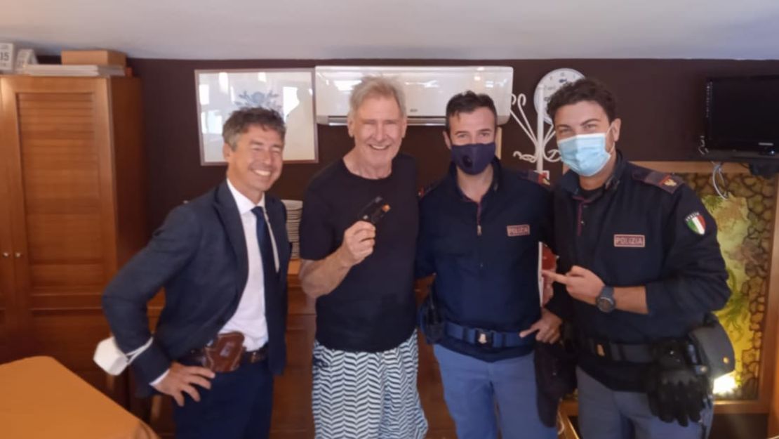 Harrison Ford recupera su tarjeta de crédito perdida en Sicilia, Italia.