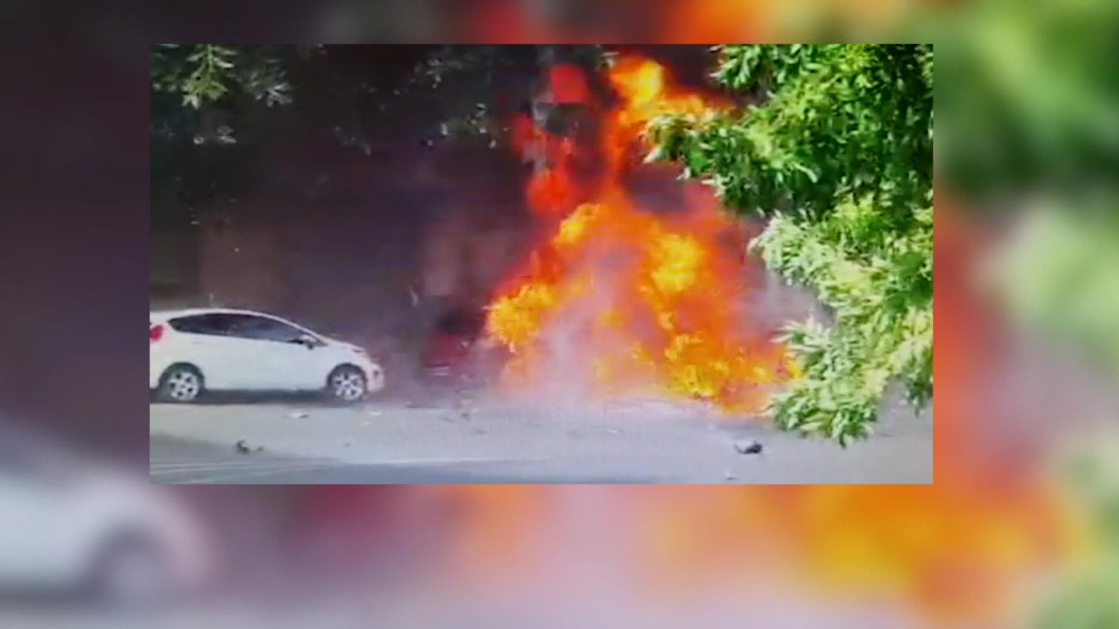 Impresionante explosión de un taxi en Argentina: se prendió fuego, siguió  andando solo y chocó a otro auto