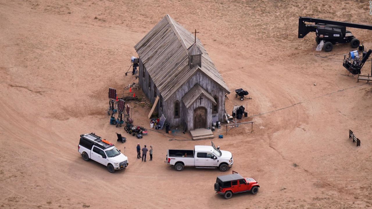 Esta toma aérea muestra la iglesia ambientada en la película donde ocurrió el tiroteo. El Rancho Bonanza Creek en las afueras de Santa Fe ha aparecido en docenas de películas y series de televisión del oeste.
