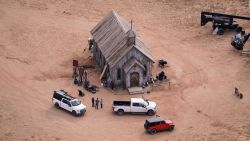 Esta toma aérea muestra la iglesia ambientada en la película donde ocurrió el tiroteo. El Rancho Bonanza Creek en las afueras de Santa Fe ha aparecido en docenas de películas y series de televisión del oeste.