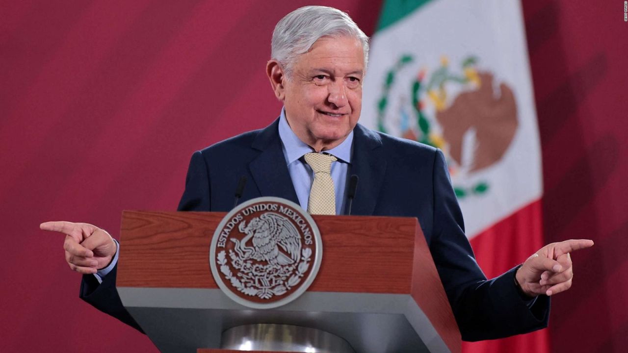 CNNE 1089119 - lopez obrador pone musica de calle 13 en la mananera