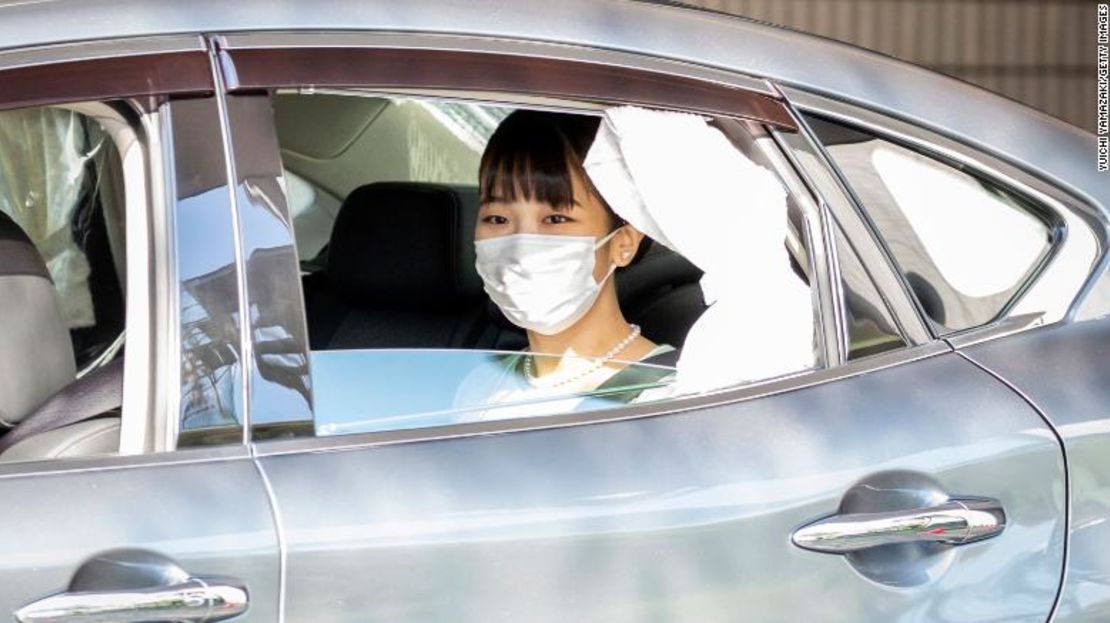 La ahora exprincesa Mako llega a un hotel de Tokio para un evento de prensa con Komuro después de registrar su matrimonio el martes.