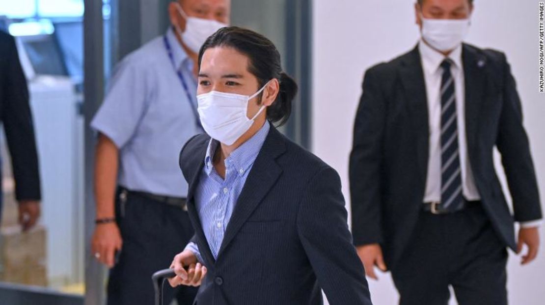 Kei Komuro llega al aeropuerto de Narita en la prefectura de Chiba el 27 de septiembre procedente de Estados Unidos.