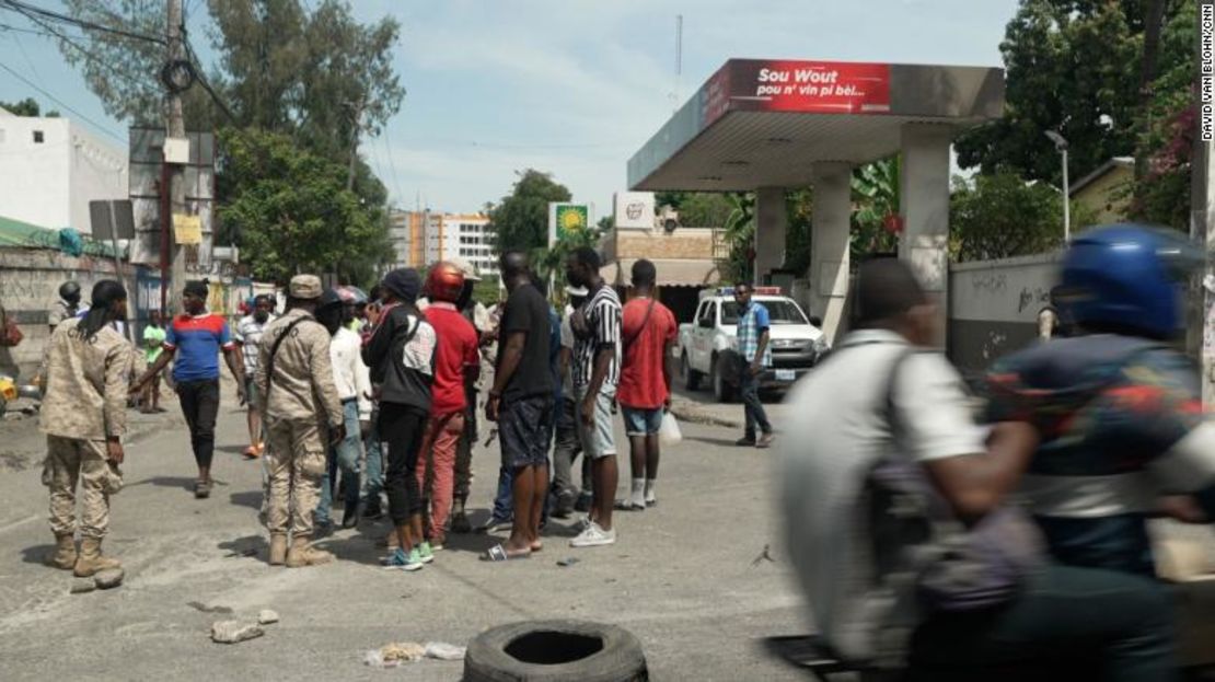 Se forma una multitud en una gasolinera de Puerto Príncipe.