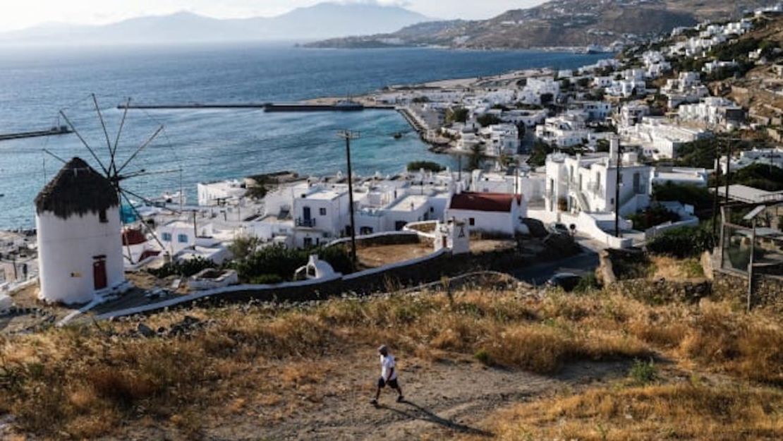 Vista de Boni's Windmill y el viejo puerto de Mykonos, Grecia. Este popular destino vacacional está en el nivel 4 de riesgo por covid-19 de los CDC.