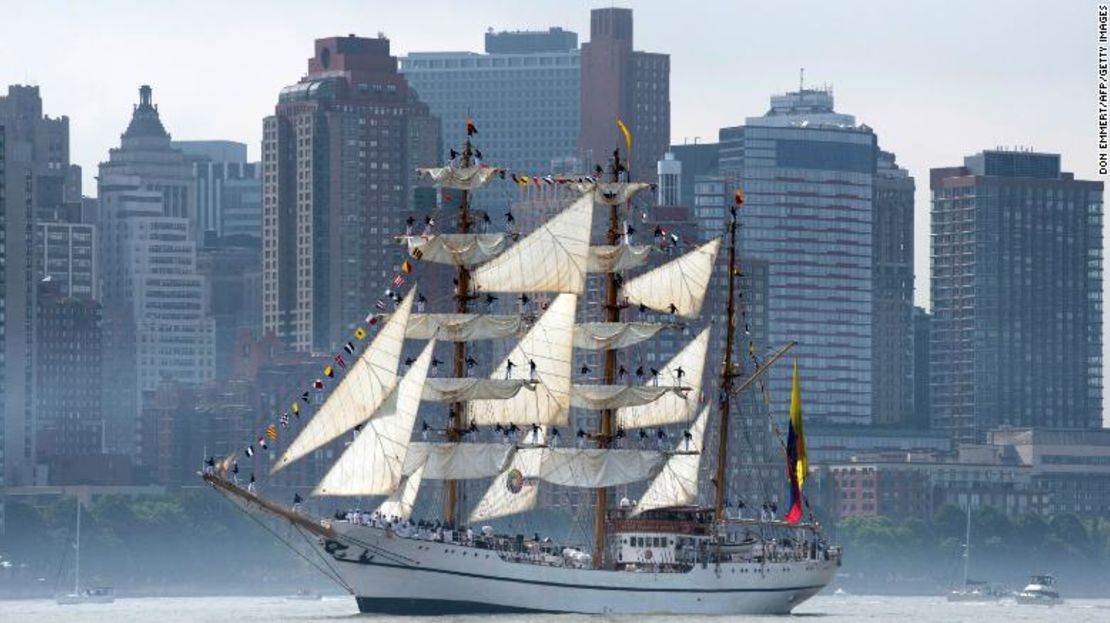 El velero Guayas de la Armada ecuatoriana pasa por Manhattan el 23 de mayo de 2012.