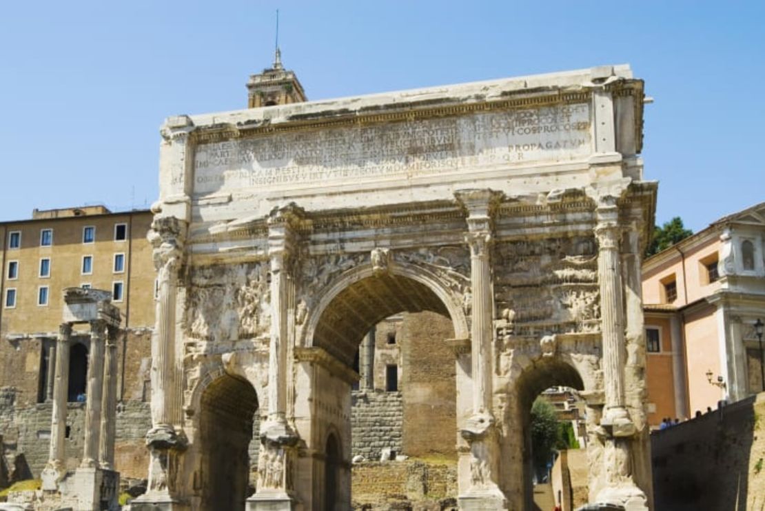 El Arco de Septimio Severo en Roma está siendo fortificado con miles de millones de bacterias que han sido alimentadas con enzimas para calcificar.