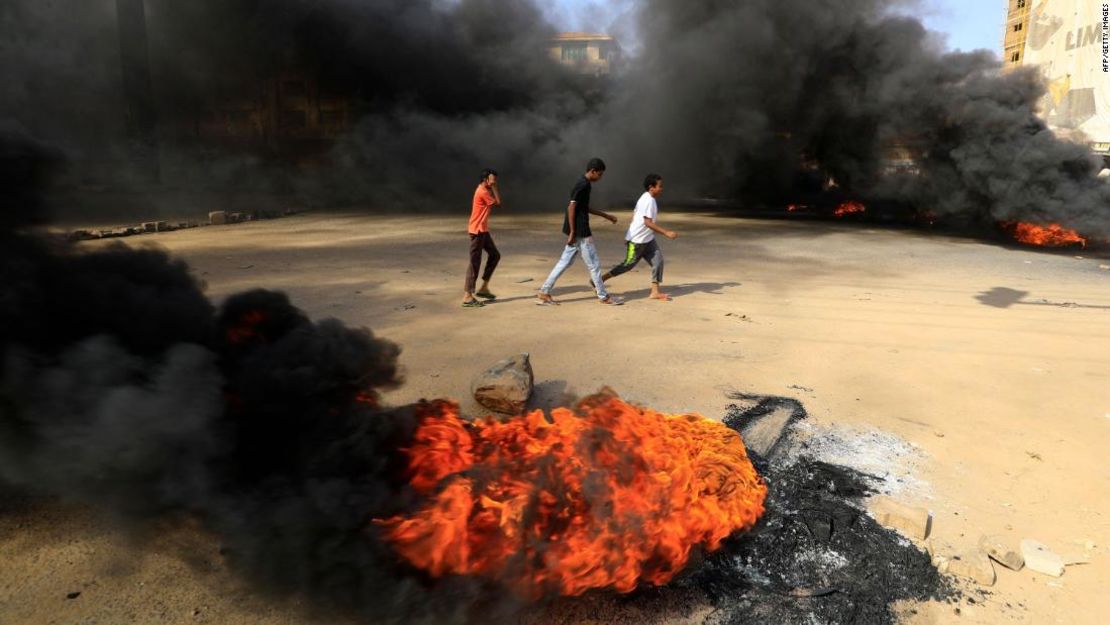Cuatro personas murieron y al menos 80 resultaron heridas como consecuencia de disparos efectuados durante las manifestaciones pro-democracia.