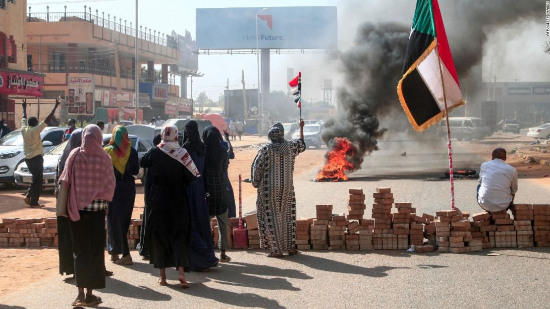 Manifestantes sudaneses se concentran en la capital, Jartum, el 25 de octubre de 2021.