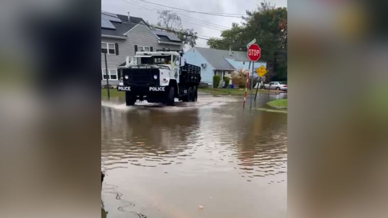 Vehículos de búsqueda y rescate de la Policía atravesaron aguas de la inundación en Union Beach, Nueva Jersey.