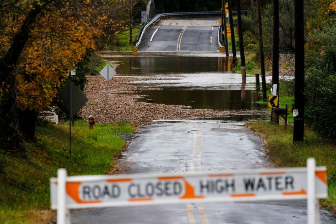Una valla bloquea el acceso a una vía inundada por las lluvias en Branchburg, Nueva Jersey, el 26 de octubre de 2021.