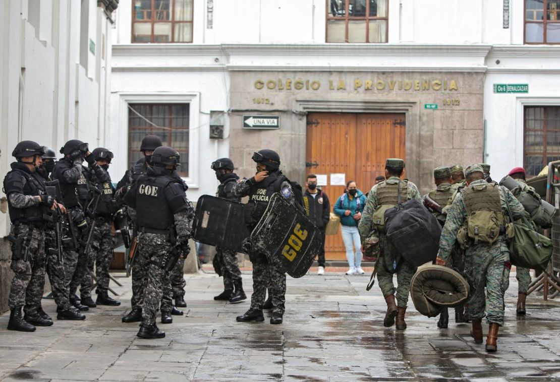 Fuerzas especiales de la policía y soldados se despliegan en los alrededores del Palacio Presidencial de Carondelet, en Quito, el 26 de octubre de 2021.