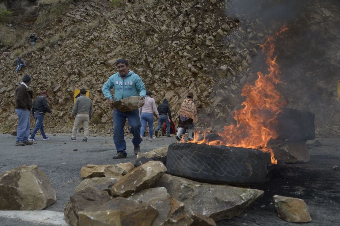 Indígenas bloquean una carretera que une la costa y la sierra, cerca de Zumbahua, en Ecuador.