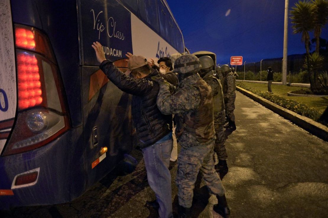 Soldados registran a un pasajero de autobús en busca de armas en un punto de control en la carretera Panamericana en Machachi, Ecuador, el 26 de octubre de 2021.