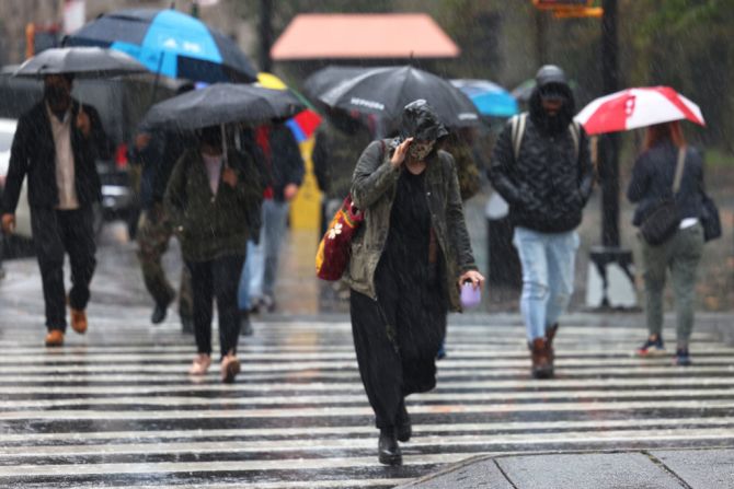 La ciudad de Nueva York recibió entre 5 y 8 centímetros de lluvia desde que comenzó a azotar la gran tormenta en el este del país hasta el martes al medio día, según el alcalde Bill de Blasio. La ciudad recibió informes de ráfagas de viento de hasta 104 km/h en Central Park y hasta 140 km/h en el aeropuerto LaGuardia.