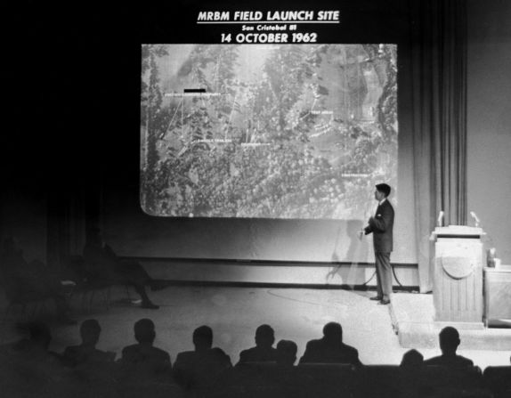 John Hughes, asistente especial del Director de Inteligencia de Defensa de EE.UU., realiza una sesión informativa militar para los medios de comunicación mostrando la ausencia de misiles soviéticos en Cuba con un mapa aéreo durante la crisis de los misiles en Cuba, el 6 de febrero de 1963.