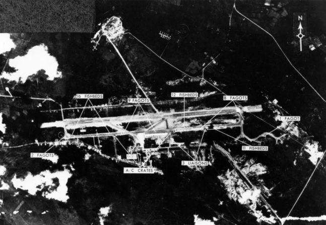 Esta imagen aérea muestra aviones de combate de alto rendimiento y emplazamientos que están siendo preparados para recibir los misiles soviéticos en un aeródromo de Cuba.