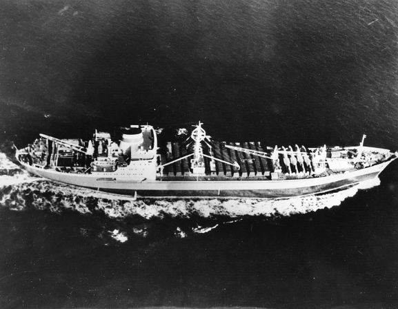 El barco soviético "Kasimov" en el mar frente a Cuba, con quince aviones soviéticos IL-28 a bordo, el 10 de diciembre de 1962.