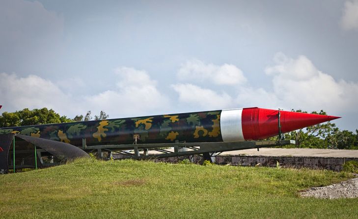 Un misil balístico de medio alcance R12/SS-4 desplegado durante la crisis de los misiles de 1962 se muestra en el complejo Morro Cabaña, el 11 de octubre de 2012 en La Habana.
