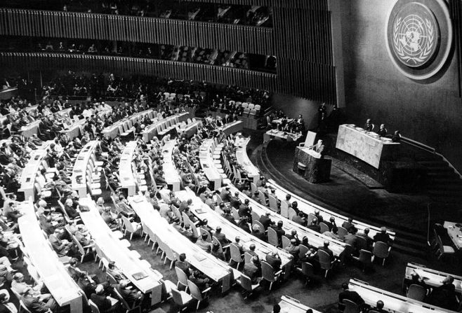 El presidente de Cuba, Osvaldo Dorticos Torrado, se dirige a la Asamblea General de las Naciones Unidas para denunciar la agresión de Estados Unidos contra su país durante la crisis de los misiles en Cuba el 8 de octubre de 1962 en la ciudad de Nueva York.