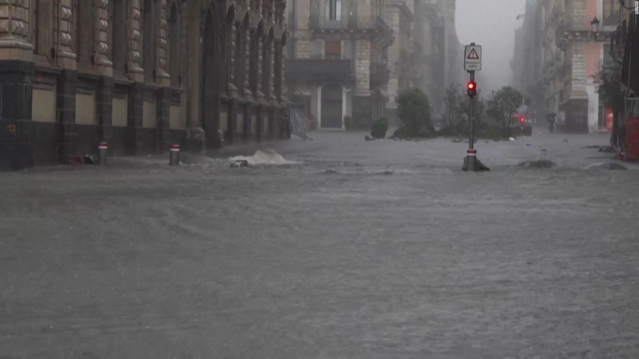 CNNE 1089532 - inundaciones repentinas convierten las calles en rios