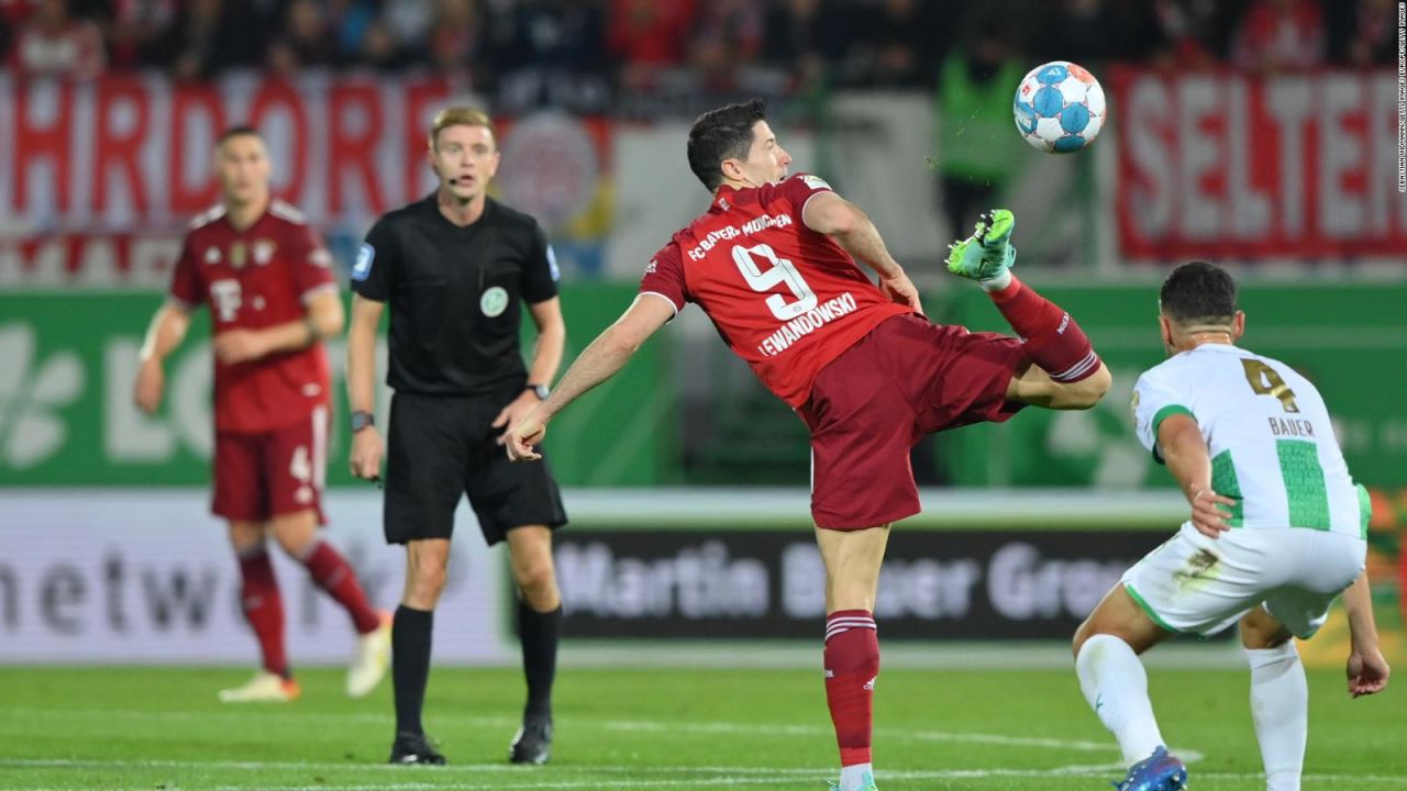 CNNE 1089551 - lewandowski hace magia con la pelota