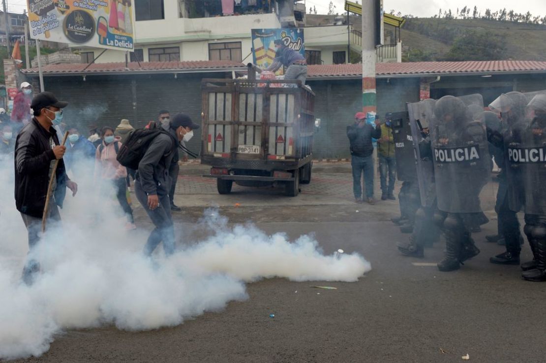 Manifestantes y policías se enfrentan en Panzaleo, Ecuador, durante las protestas contra las políticas económicas del Gobierno el 26 de octubre de 2021.