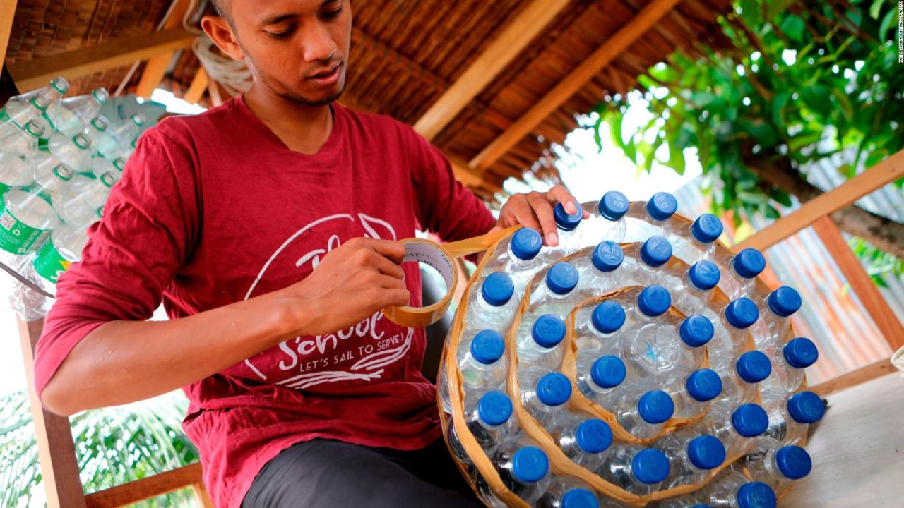 CNNE 1090101 - mira estos muebles hechos con botellas plasticas usadas