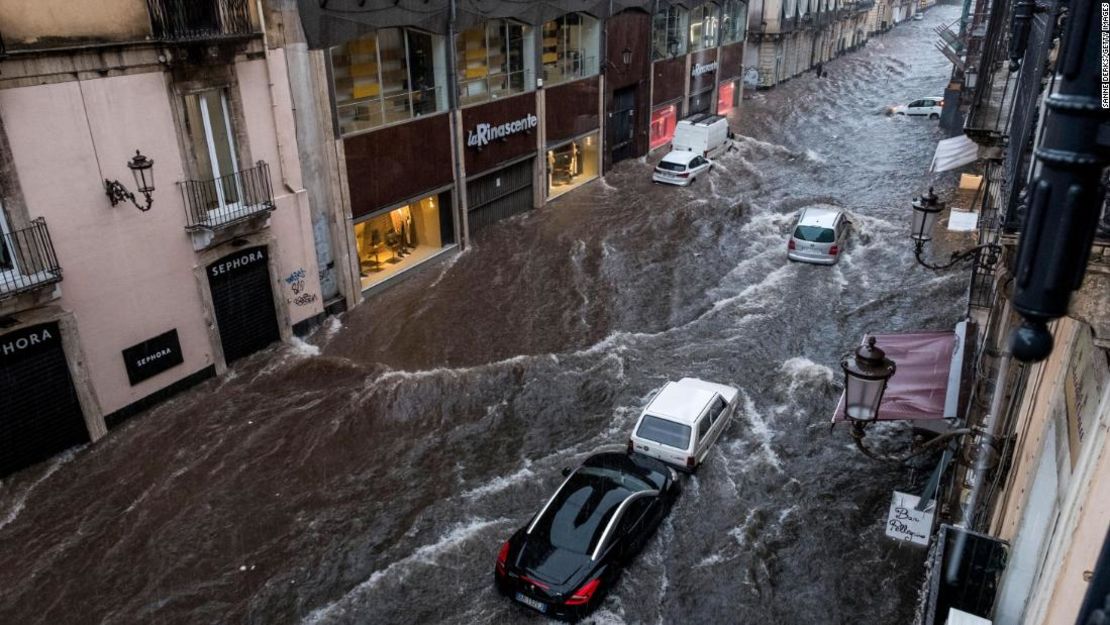 La Vía Etnea en Catania se convirtió en un río debido a las fuertes lluvias del martes.