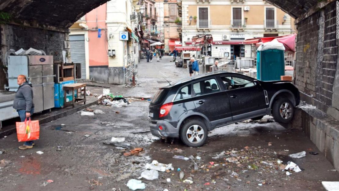 Los coches quedaron esparcidos por las calles de Catania el miércoles, y la región se prepara para recibir más lluvias a finales de la semana.