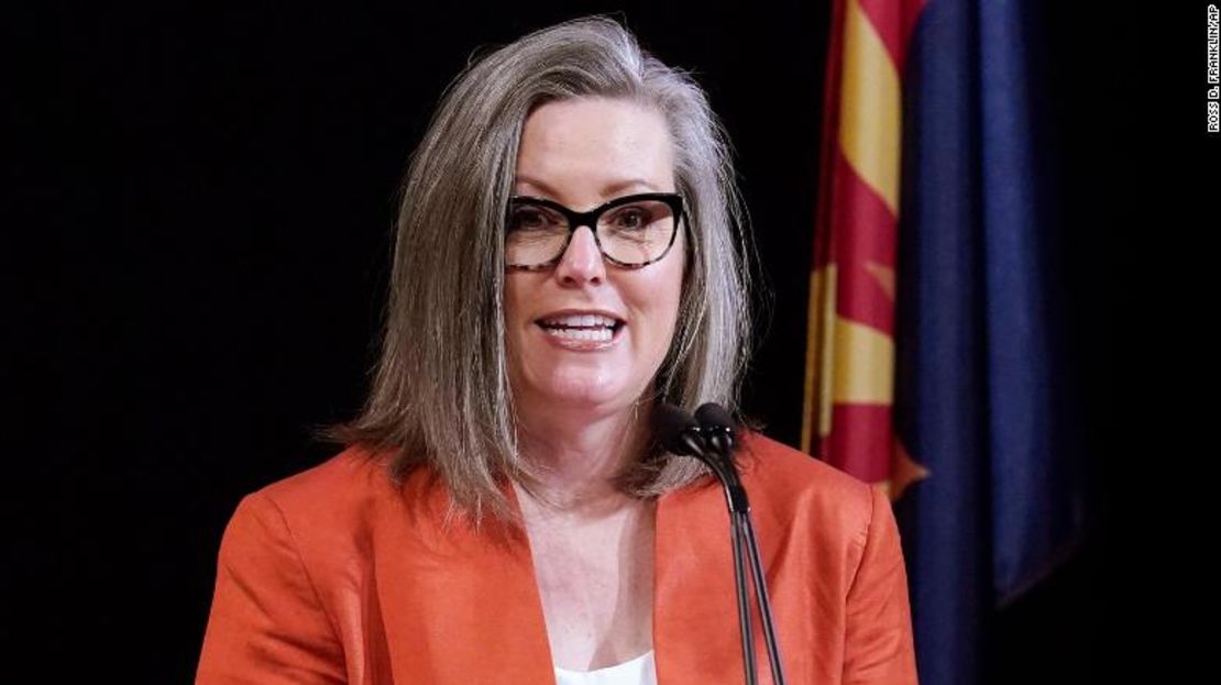 La secretaria de Estado de Arizona, Katie Hobbs