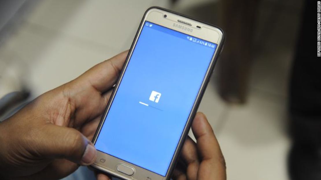 Un hombre indio se muestra usando Facebook en su teléfono móvil en Siliguri el 27 de marzo de 2018.