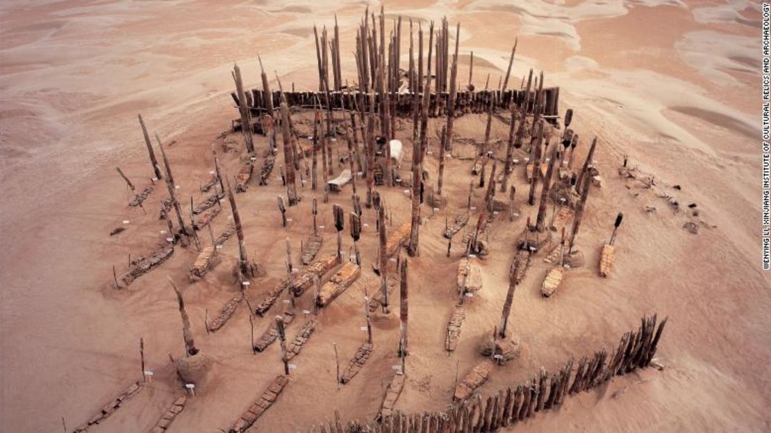 Cientos de cuerpos momificados han sido encontrados a lo largo de la cuenca de Tarim, en Xinjiang, en el noroeste de China, que datan de hace unos 4.000 años. Esta es una vista aérea de un sitio llamado cementerio Xiaohe.