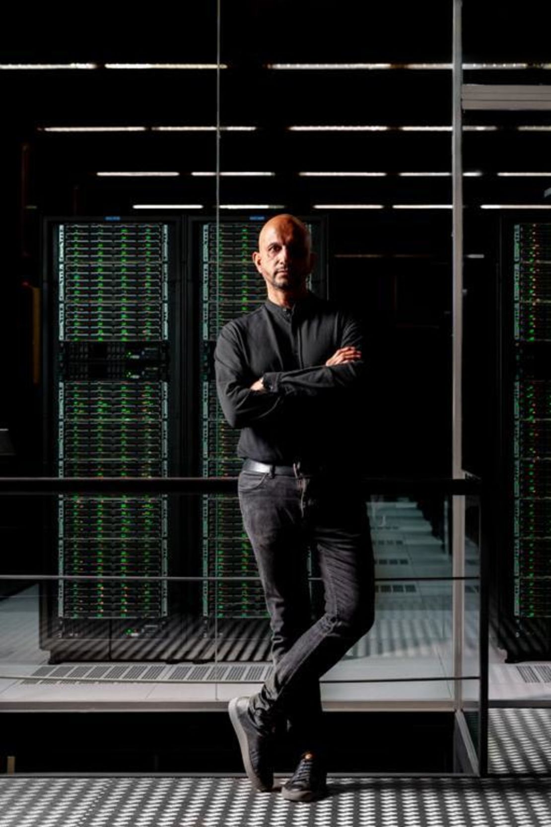 El escritor Jorge Carrión en Mare Nostrum Supercomputing Center en Barcelona. Foto: Tim Langlotz