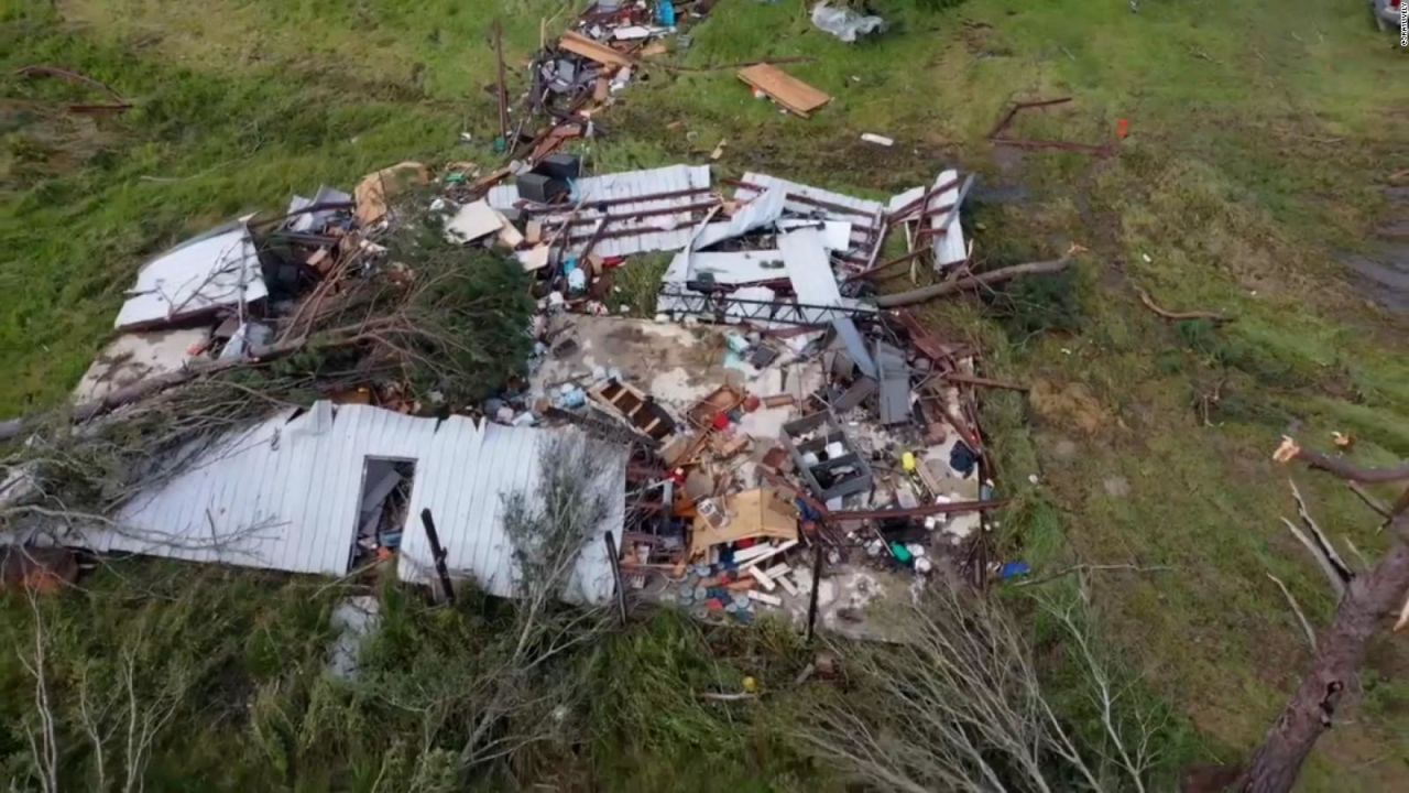 CNNE 1090808 - fuerte tornado causa danos en louisiana