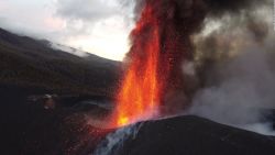 CNNE 1090851 - ¿seria posible y efectivo bombardear volcan en la palma?