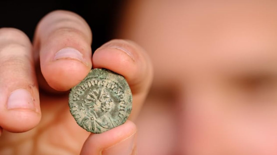 Los arqueólogos descubrieron monedas, fragmentos de cerámica e incluso el esqueleto de un gato.Créditos: Jim Holden/English Heritage