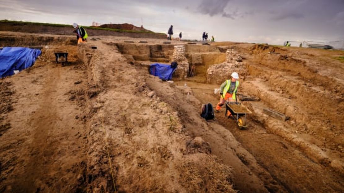 Arqueólogos excavando el anfiteatro romano de Richborough, Kent. Créditos: Jim Holden/English Heritage