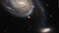 CNNE 1091235 - hubble observa una intensa guerra entre galaxias