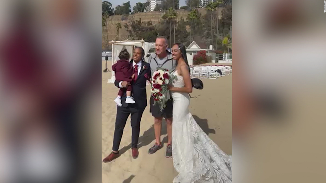 CNNE 1091424 - tom hanks llega de sorpresa a una boda- mira la reaccion de las novias