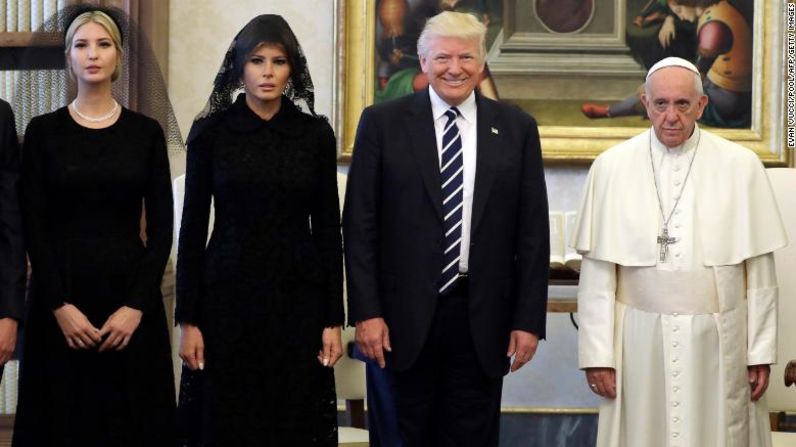 El papa Francisco posa junto al presidente Donald Trump y su familia durante una audiencia privada en el Vaticano en 2017. Junto al presidente estaban su esposa, Melania, y su hija Ivanka. Evan Vucci / Pool / AFP / Getty Images